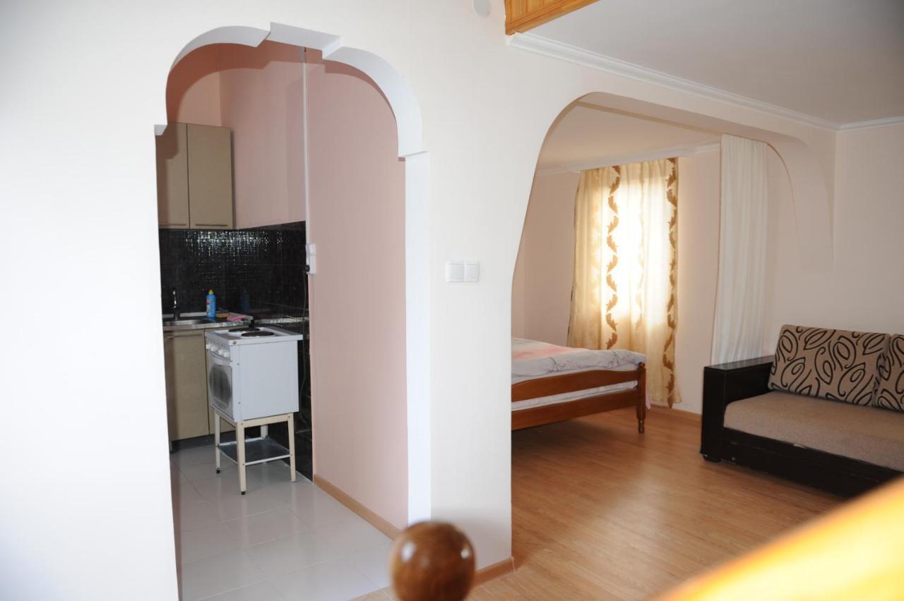Apartment On Prospekt Mira 71 Szuhumi Kültér fotó